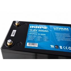 Terminal and connection detail of the INNPO LiFePO4 12,8V 200Ah battery.